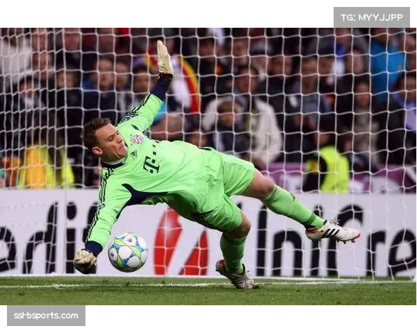 登贝莱点球破门瞬间：诺伊尔判断正确却难阻皮球入网